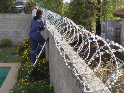 Hướng dẫn cách thi công hàng rào dây thép gai đơn giản nhất