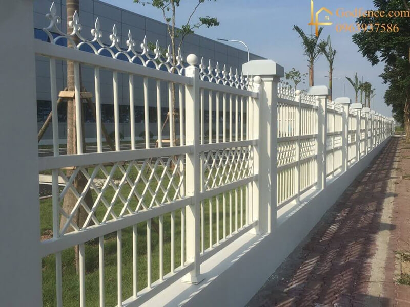 Hàng rào thép hộp mạ kẽm kết hợp với hoa sắt sơn tĩnh điện màu trắng