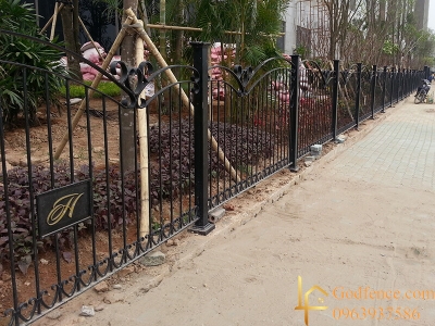 Hàng rào sắt mỹ thuật uốn hoa sơn tĩnh điện màu đen