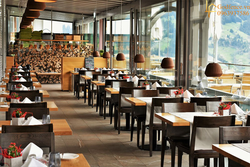 Khu vực ăn uống nhà hàng cần phải được thiết kế tận dụng tối đa về không gian bố trí chỗ ngồi và hướng di chuyển