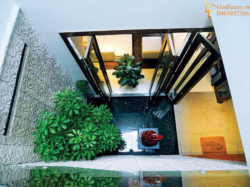 Thiết kế thêm giếng trời để giúp thu hút được nguồn ánh sáng tự nhiên vào bên trong nhà