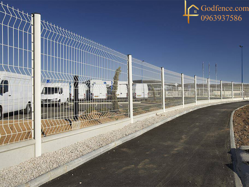 Mẫu hàng rào đơn giản được ứng dụng trong nhiều công trình kiến trúc