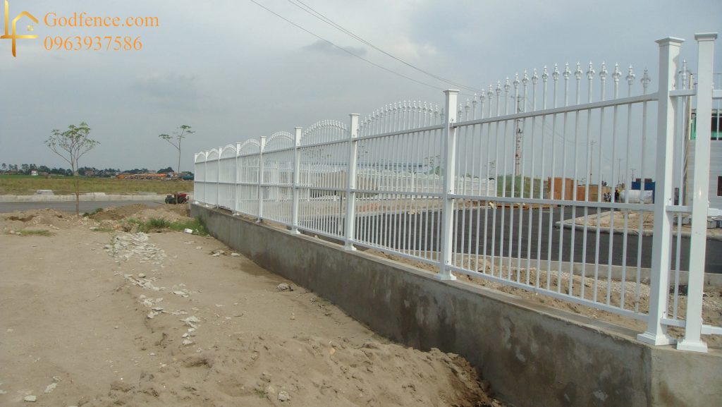 Hàng rào thép hộp mạ kẽm có mức giá phù hợp với điều kiện của người Việt