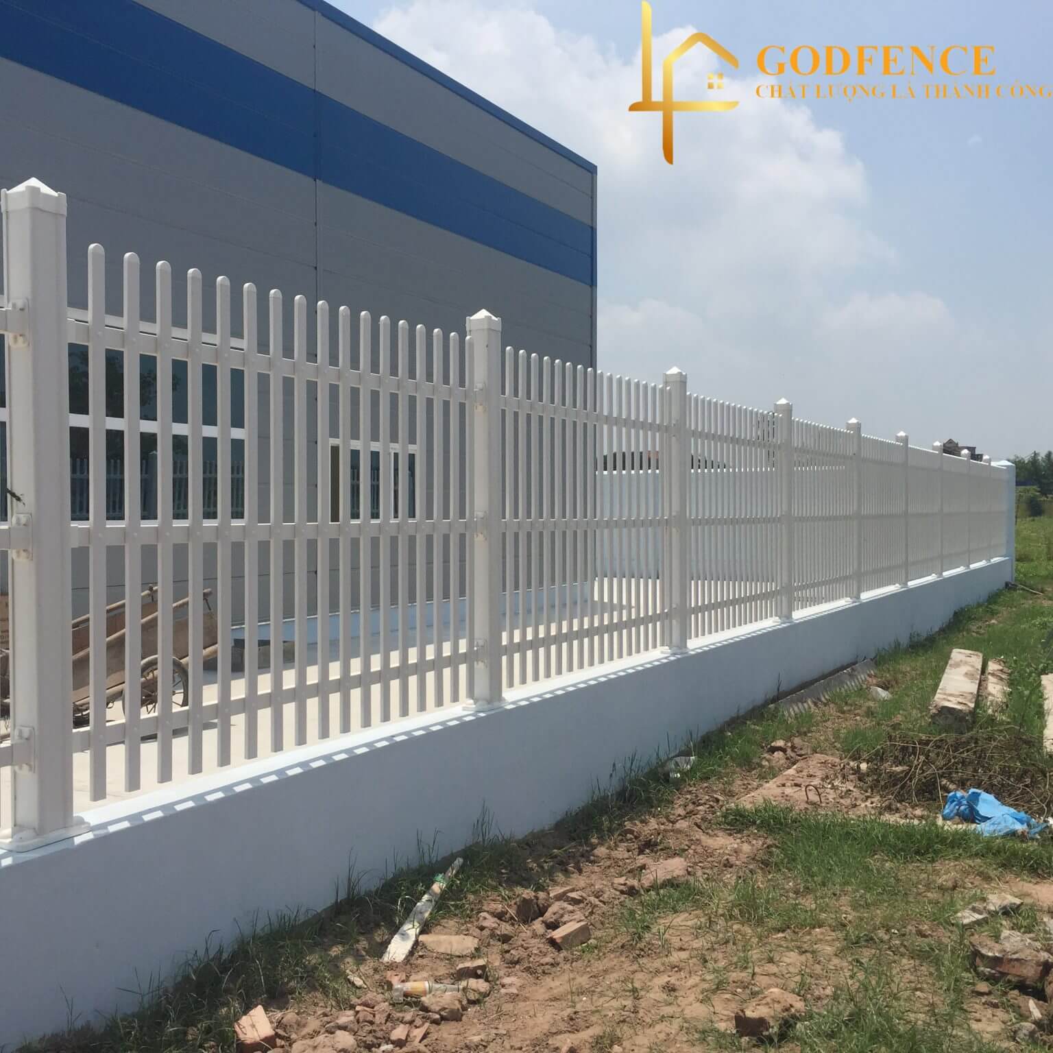 Hàng rào nhựa giá rẻ phù hợp với cảnh quan của công trình