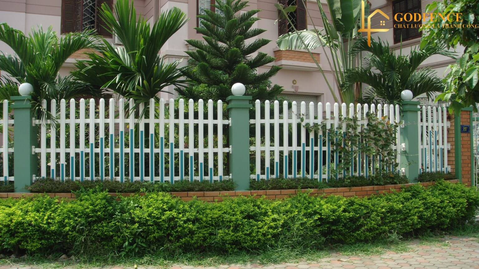 Hàng rào nhựa trang trí làm nổi bật vẻ đẹp cho công trình