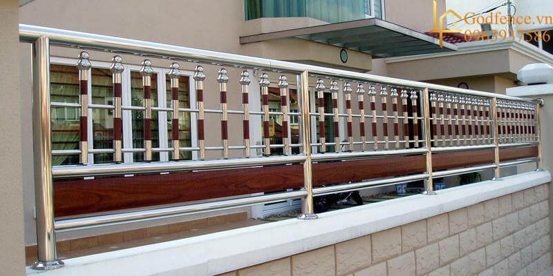 Các mẫu hàng rào được làm từ inox có độ bền cao, khó bị bào mòn hoặc oxy hoá bởi tác động ngoài môi trường