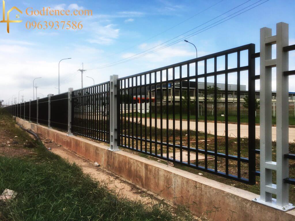 Hàng rào sắt hộp đẹp và vô cùng chắc chắn với cột sơn màu ghi và khung sơn màu đen