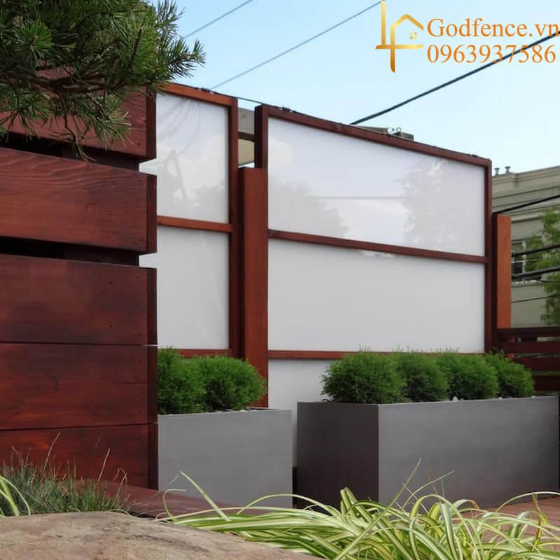 Thiết kế hàng rào cho sân vườn cần đảm bảo được về vấn đề an toàn cho chính không gian ở bên trong