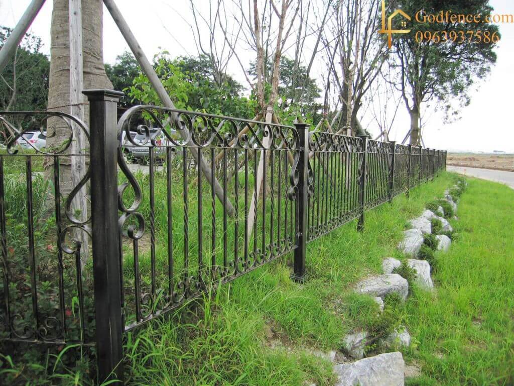 Hàng rào dành cho sân vườn được làm từ sắt dễ dàng thi công với nhiều hình dáng và mẫu mã