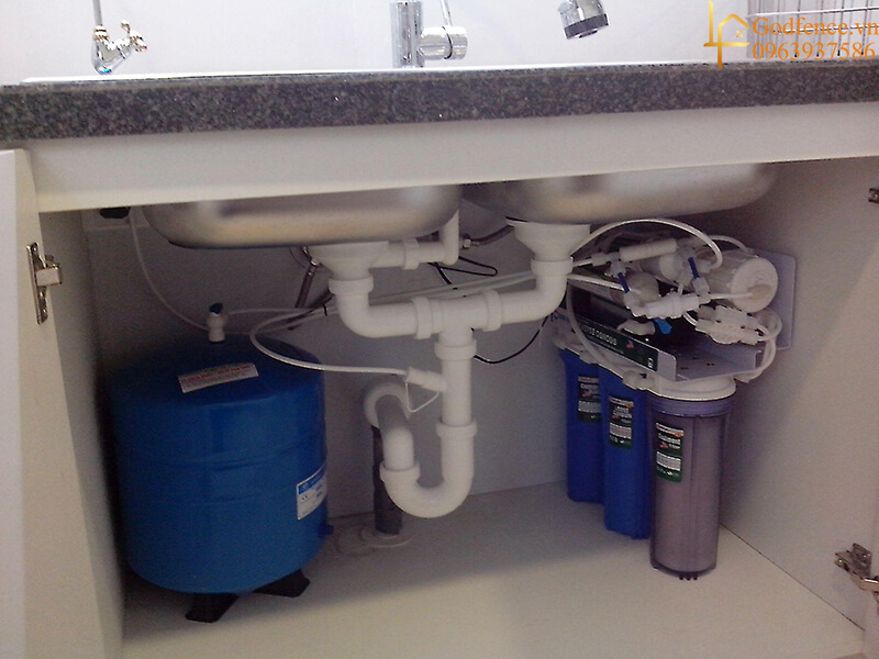 Lắp đặt hệ thống thoát nước ở bồn rửa chén, bồn cầu
