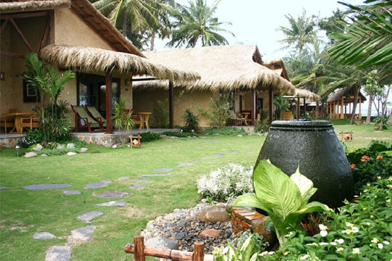 Sân vườn được thiết kế mang phong cách Việt Nam tạo cảm giác bình dị, thân quen
