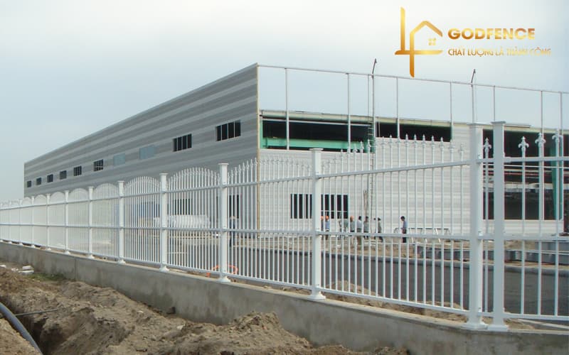 Hàng rào sắt/ thép chắc chắn, bền bỉ, bảo vệ công trình