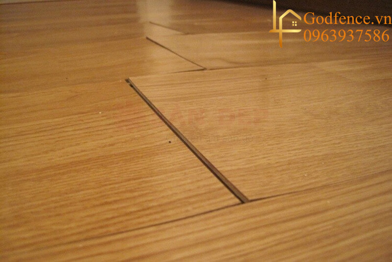 Hình 3: Hèm khóa giữa các tấm nhựa giả gỗ lót sàn thường bị hở